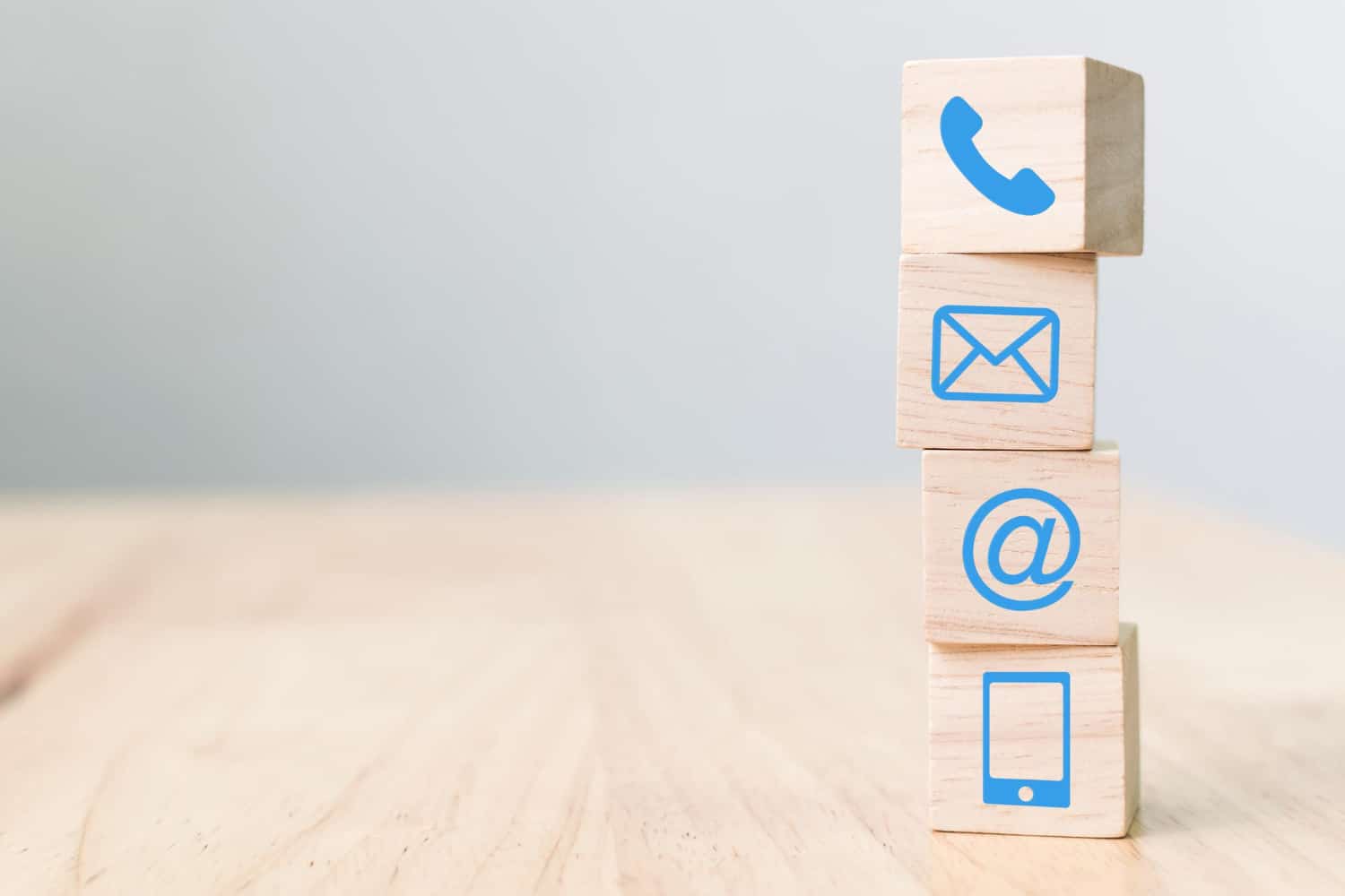 צור קשר עם גורבין דיגיטל - 4 קוביות עץ עם סמלילי תקשורת.